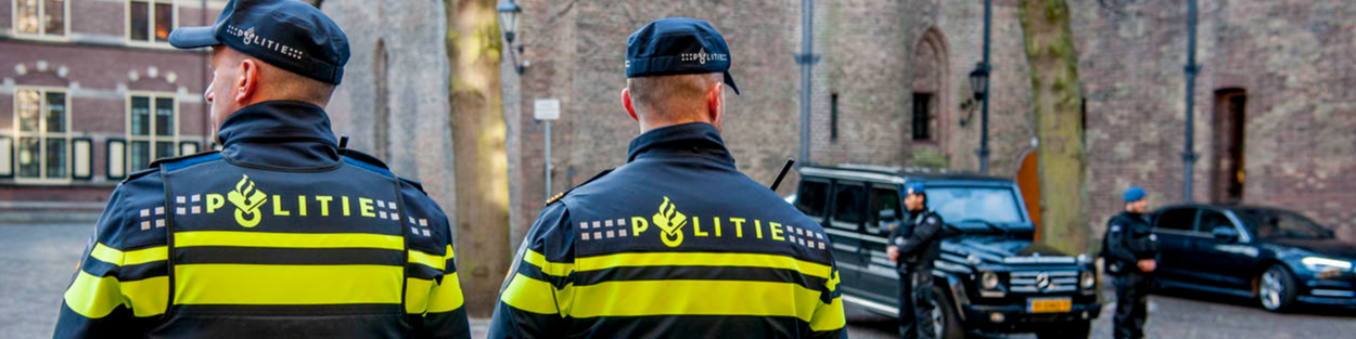foto van twee patrouillerende politieagenten op het Binnenhof - ter illustratie van de Inspectie Justitie en Veiligheid