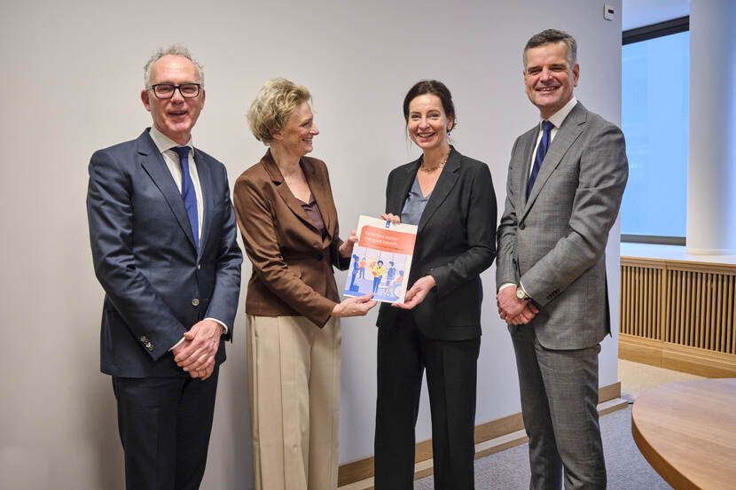 Alida Oppers overhandigt het eerste exemplaar van het meerjarenperspectief 2025-2029 van de Inspectieraad aan aan minister Uitermark. Overige mensen op de foto zijn Mattheus Wassenaar, inspecteur-generaal van de Inspectie Leefomgeving en Transport en Alfred Roos, inspecteur-generaal van de Inspectie  Overheidsinformatie en Erfgoed