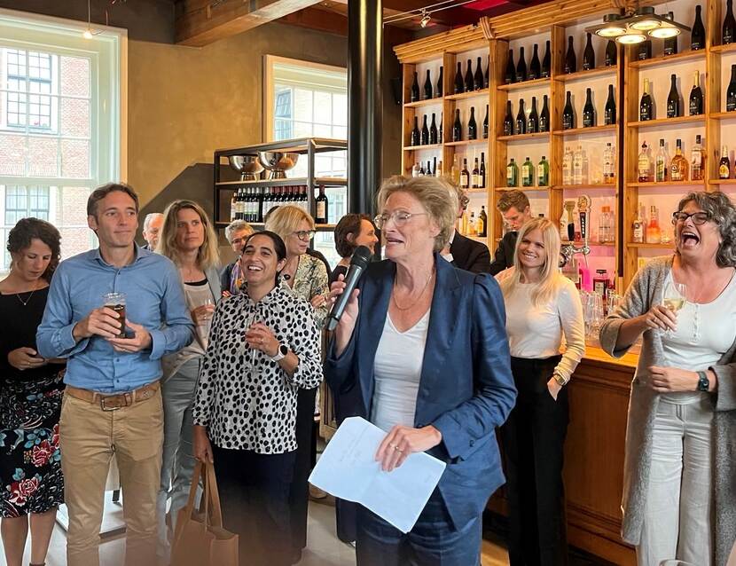 De voorzitter van de Inspectieraad Alida Oppers spreekt de aanwezigen van de nazomerbijeenkomst toe  tijdens de afsluitende borrel met buffet en bedankt allen voor hun inzet.