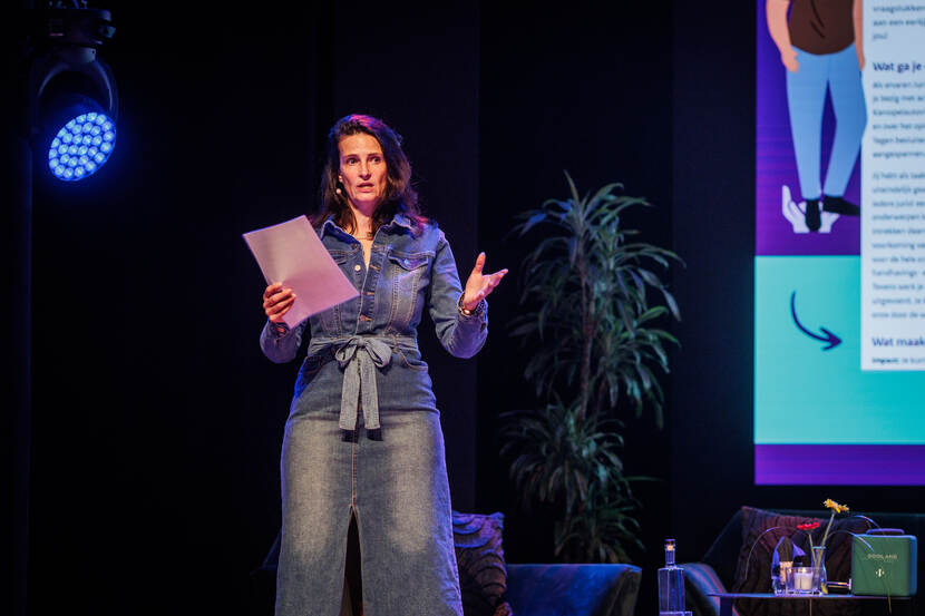 Deborah Nelissen van de Kansspelautoriteit op podium