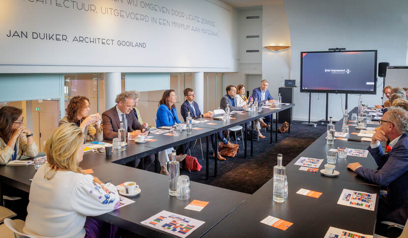 Groep mannen en vrouwen vergadert