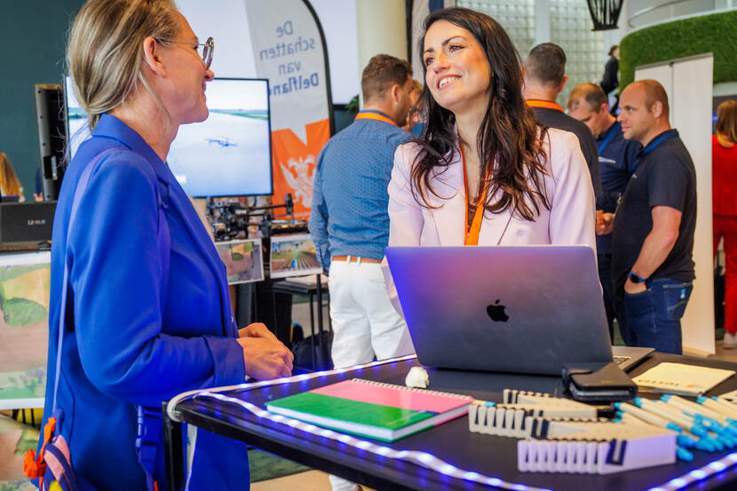 Twee vrouwen praten lachend met elkaar