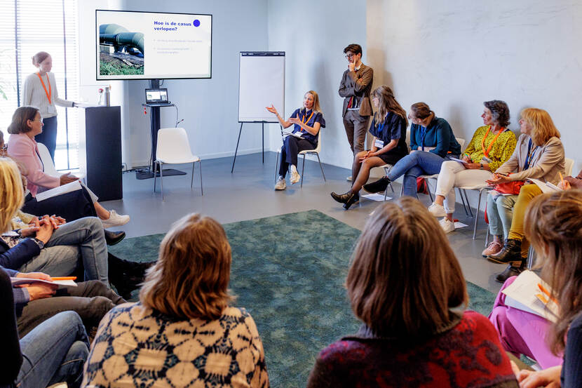 Groep in een kring voor een beeldscherm