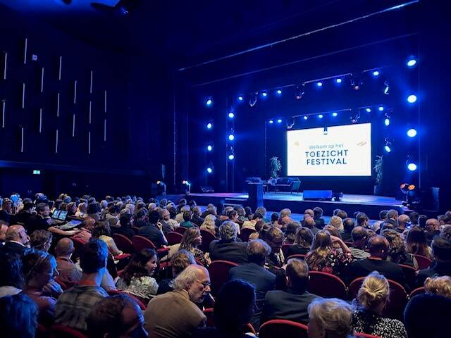 Publiek in schouwburgzaal